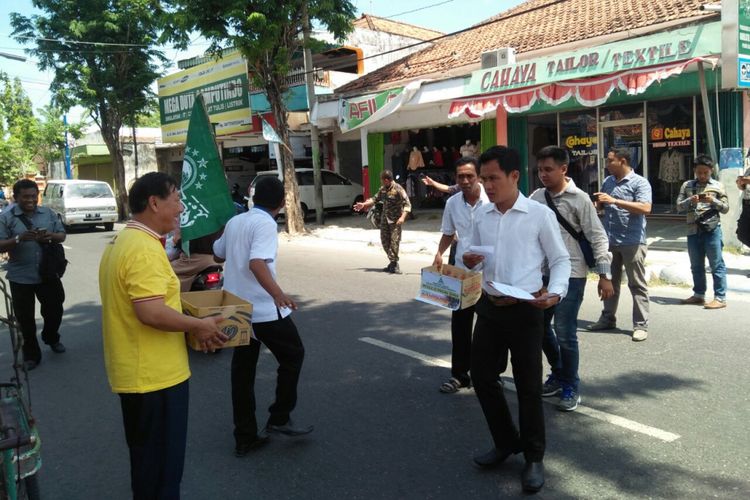 Penggalangan dana oleh PC Ansor dan umat Budha Pamekasan untuk etnis Rohingya Myanmar.