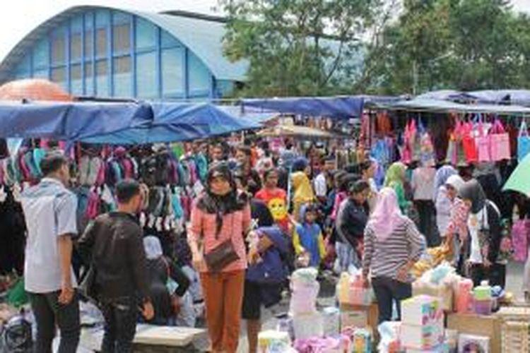 Kepadatan di Sunday Morning pasar kaget yang hanya ada pada hari Minggu pagi di area Kampus UGM Yogyakarta. 