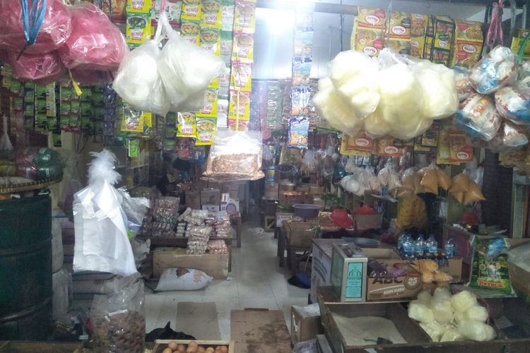 Warung kelontong di Pasar Kemiri Muka, Depok.