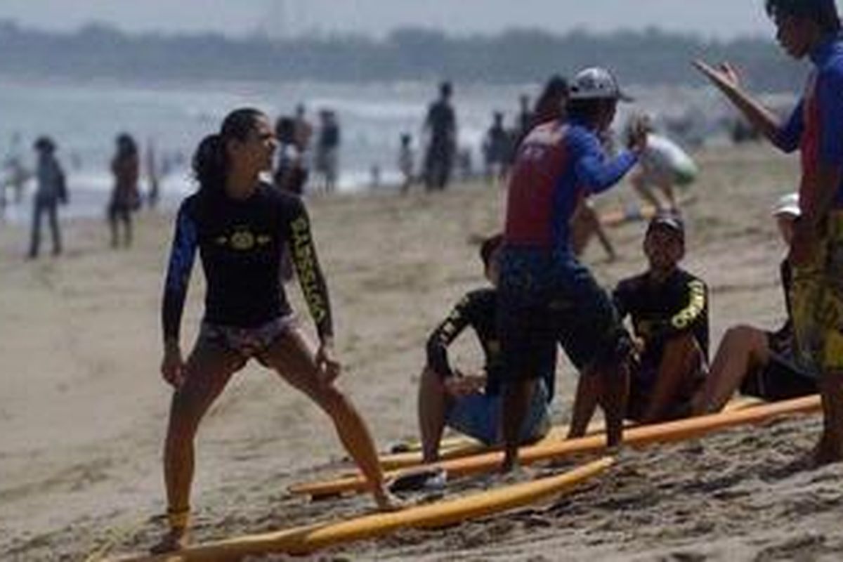 Wisatawan asing mengikuti kursus selancar di Pantai Kuta, Bali, Minggu (15/5/2011). Kursus dengan tarif berkisar Rp 320.000 per orang selama 2,5 jam tersebut melengkapi keberagaman paket wisata yang menjadi daya tarik Pulau Bali.  
