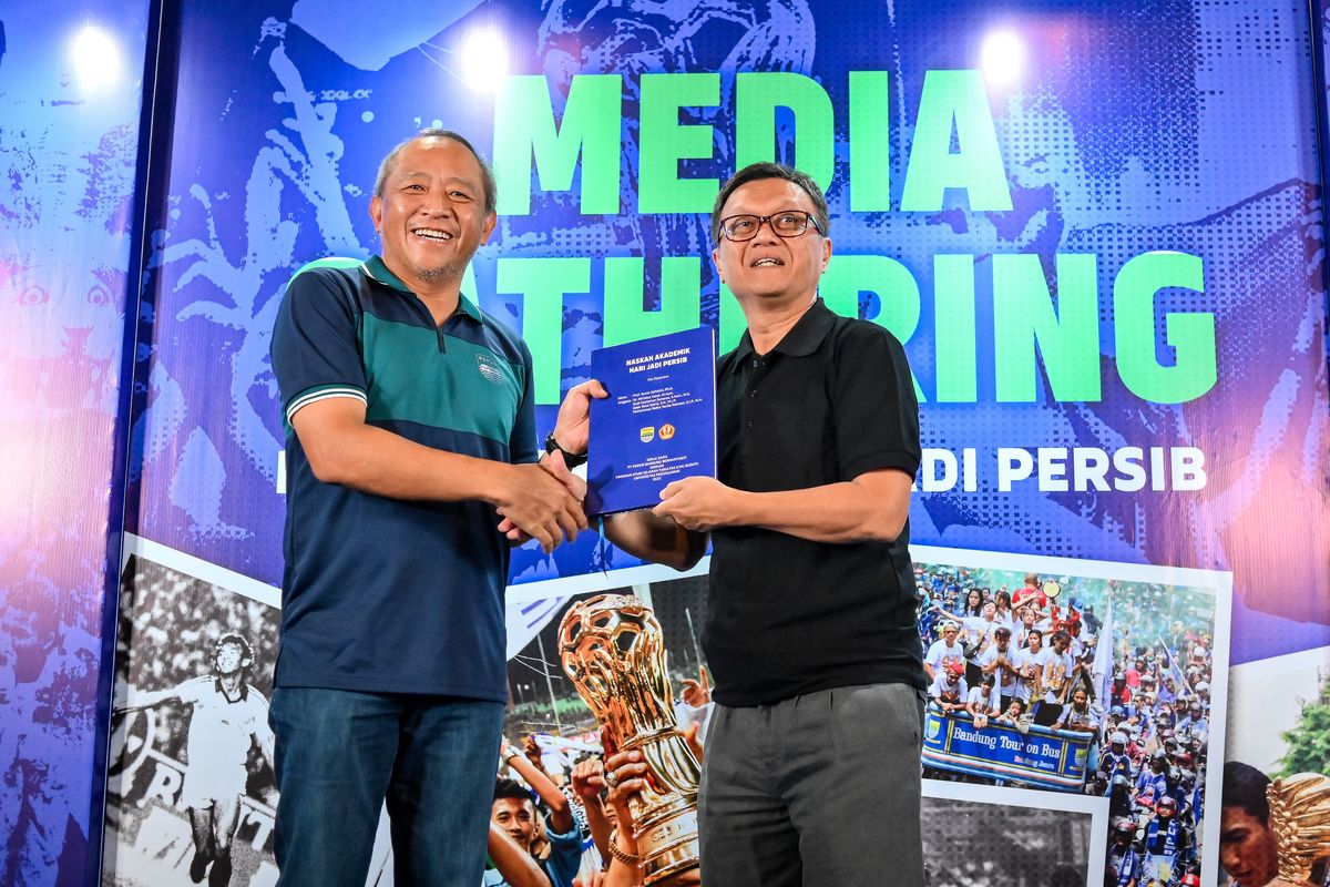 Ketua Tim Peneliti Hari Jadi Persib yakni Guru Besar Fakultas Ilmu Budaya Universitas Padjadjaran (FIB Unpad), Prof Kunto Sofianto, Ph.D (kanan), menyerahkan hasil kajian ilmiah kepada CEO PT Persib Bandung Bermartabat Glenn T Sugita pada Minggu (17/12/203) di Graha Persib pada hari pengukuhan hari jadi Persib yang baru.