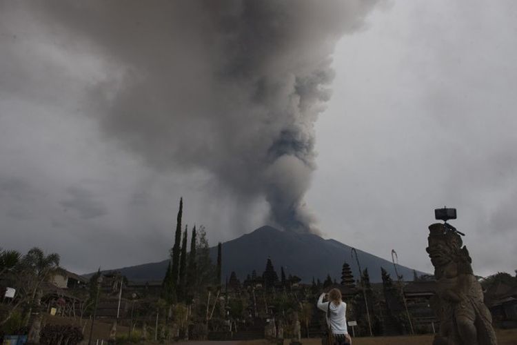 Gunung Agung di Kabupaten Karangasem, Bali saat erupsi di tahun 2017.