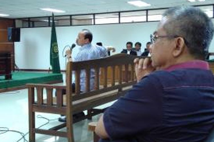Kesaksian mantan Ketua Komisi VII DPR RI Sutan Bhatoegana (kiri) dikonfrontir dengan mantan staf ahlinya, Iriyanto Muchyi dalam persidangan dengan terdakwa mantan Sekjen Kementerian ESDM Waryono Karno, Rabu (1/7/2015).