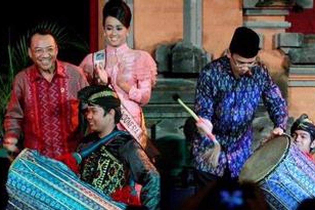 Menteri Kebudayaan dan Pariwisata, Jero Wacik (kiri) didampingi Gubernur Nusa Tenggara Barat DR. TGH. M. Zainul Majdi MA, menabuh gendang beleq sebagai tanda dibukanya Lombok Sumbawa Pearl Festival 2011, di Hotel Grand Legi, Mataram, Jumat (8/7/2011) malam. Ajang pameran mutiara tersebut akan berlangsung hingga 11 Juli 2011.