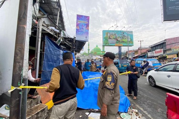 Petugas kepolisian sedang memasang garis polisi atau police line di lokasi tabung gas 3 kilogram meledak di dalam warung jamu yang berada di pinggir Jalan Raya Puncak Bogor atau tepatnya di Kampung Pasanggrahan, Desa Cisarua, Kecamatan Cisarua, Kabupaten Bogor, Jawa Barat, Senin (27/11/2023).