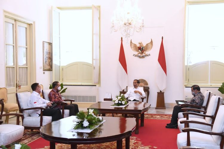 Presiden RI Joko Widodo saat menerima Menteri Pemuda dan Olahraga Zainudin Amali dan Ketua Umum PSSI Mochamad Iriawan di Istana Merdeka, Jakarta, Rabu (03/08/2022).
