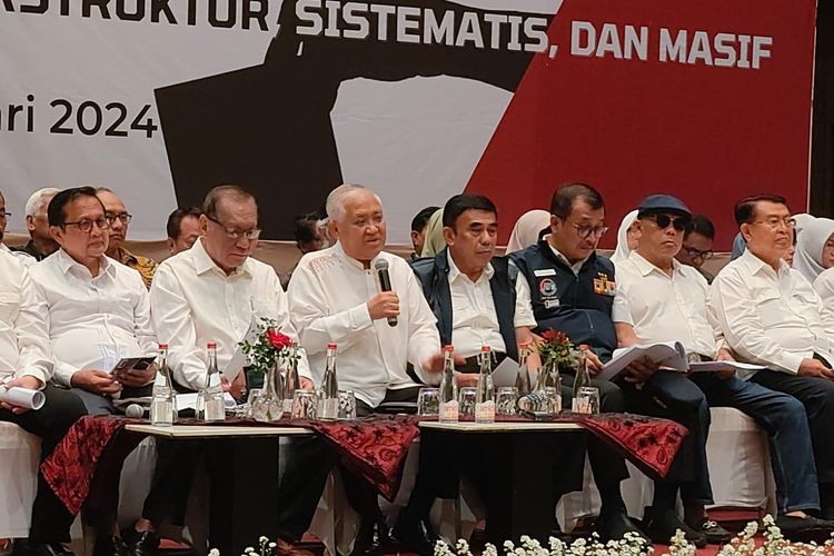 Mantan Wakil Panglima TNI, Jenderal (Purn) Fachrul Razi (duduk samping kanan Din Syamsuddin) saat konferensi pers penolakan kecurangan Pilpres 2024, Rabu (21/2/2024) di Jakarta.