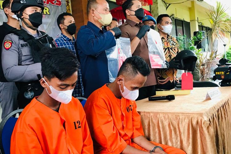Kedua tersangka penjambret duduk tertunduk malu saat dihadirkan dalam konferensi pers di Polresta Denpasar pada Jumat (21/10/2022). Kompas.com/Yohanes Valdi Seriang Ginta