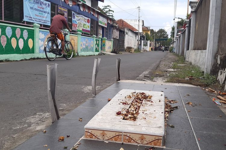 Makam Mbah Precet di pinggi Jalan Abiyoso Kampung Teposanan, Kelurahan Sriwedari, Kecamatan Laweyan, Solo, Jawa Tengah, Rabu (8/7/2020).