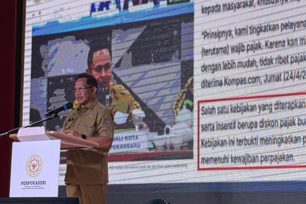 Menteri Dalam Negeri (Mendagri) Tito Karnavian menayangkan sebuah artikel berita yang memuat capaian peningkatan pendapatan asli daerah (PAD) Kota Pekanbaru di hadapan peserta kegiatan Deklarasi dan Pengukuhan Dewan Perkumpulan Purnabakti Kepala Daerah Seluruh Indonesia (Perpukadesi) Periode 2026?2031, Senin (4/5/2026).