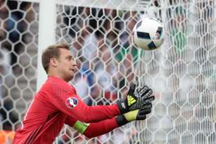 KENZO TRIBOUILLARD / AFP
Penjaga gawang Jerman, Manuel Neuer, coba menangkap bola saat melawan Irlandia Utara pada fase grup Piala Eropa di Stade Parc des Princes, 21 Juni 2016.