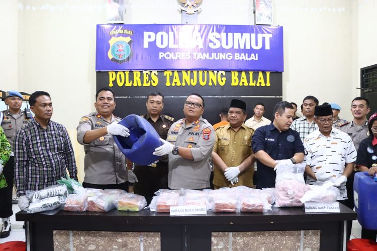 Kapolres Tanjung Balai, AKBP Ahmad Yusuf Afandi memaparkan kasus penangkapan 4 kurir narkoba jaringan Indonesia-Malaysia, Selasa (8/8/2023). Dalam pengungkapan itu polisi menyita 15 kg sabu dan 10000 butir pil ekstasi  