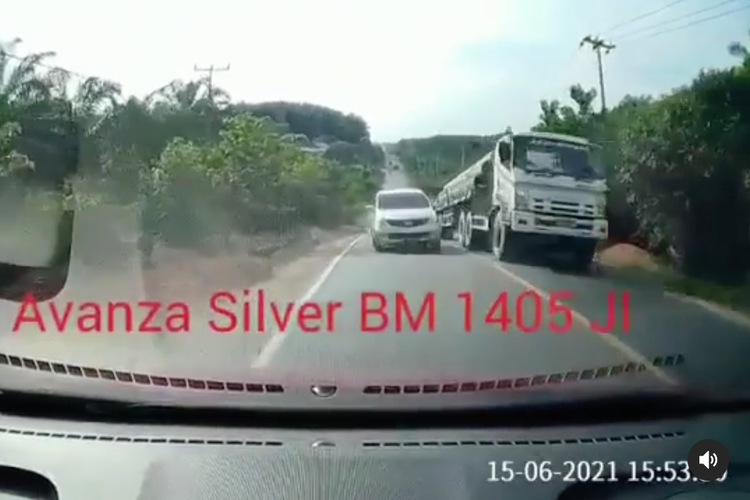 Dua mobil nyaris adu banteng lantaran pengemudi Toyota Avanza nekad mendahului sebuah truk di jalan menanjak.