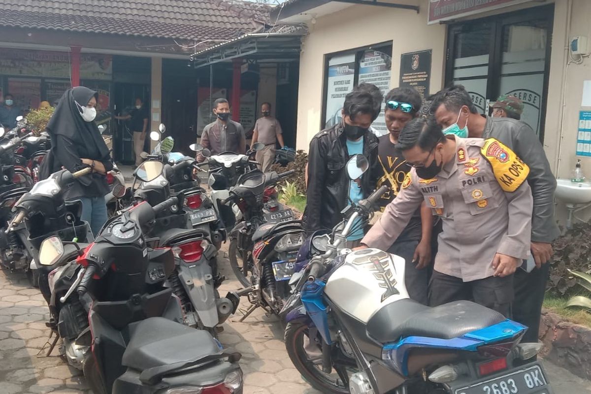 Motor hasil penggerebekan motor curian oleh Polres Bangkalan pada Selasa (12/4/2022) diamankan di Polres Bangkalan. Ada 15 motor yang diamankan polisi.