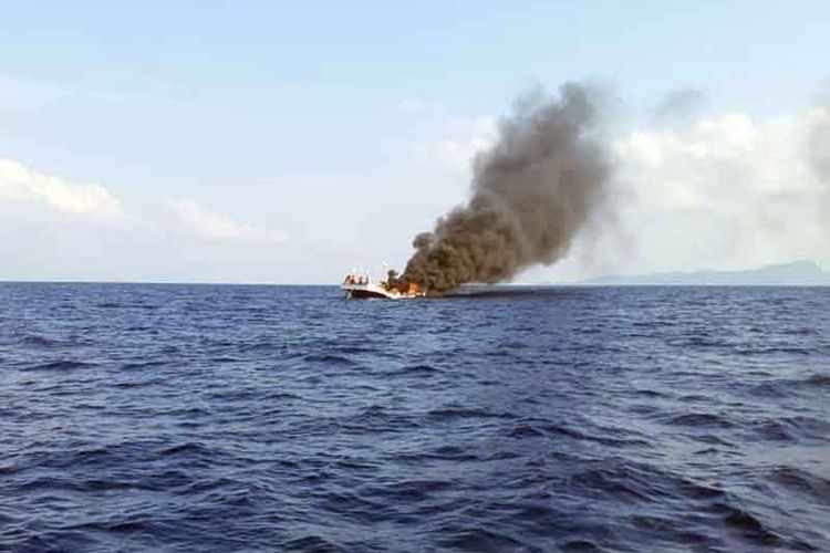 Kapal Inka Mina Maritim 036 yang terbakar di perairan Kabupaten Halmahera Selatan, Malukiu Utara, Kamis (26/10/2023). (Foto: Humas Basarnas Ternate)