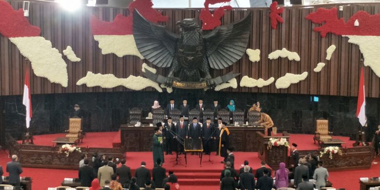 Sidang Paripurna Majelis Permusyawaratan Rakyat (MPR) di gedung Nusantara, Kompleks Parlemen, Senayan, Jakarta, Senin (26/3/2018). Sidang tersebut mengagendakan pelantikan tiga pimpinan baru MPR, yakni Ahmad Basarah dari Fraksi PDI-P, Muhaimin Iskandar dari Fraksi PKB, dan Ahmad Muzani dari Fraksi Gerindra. 