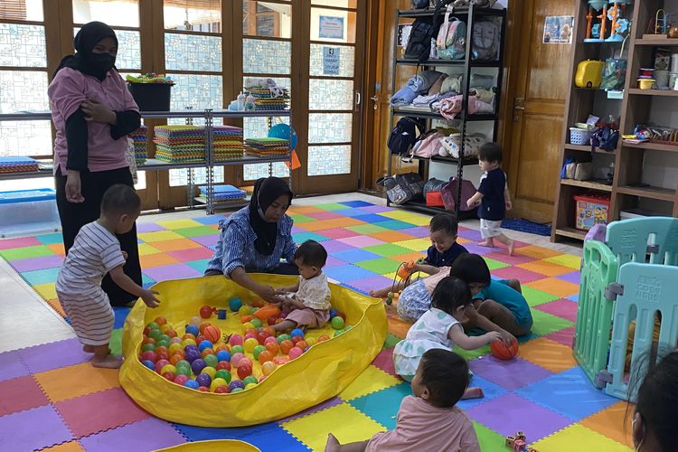 Sejumlah anak bermain di area penitipan anak (daycare) dengan pendampingan pengasuh, Senin (20/4/2026).