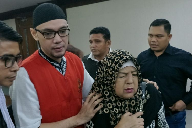Sandy Tumiwa usai jalani sidang putusan di Pengadilan Negeri Jakarta Pusat, kawasan Gunung Sahari, Kamis (3/10/2019). Sidang putusan akhirnya ditunda selama dua pekan lantaran berkas-berkas administrasi belum lengkap.