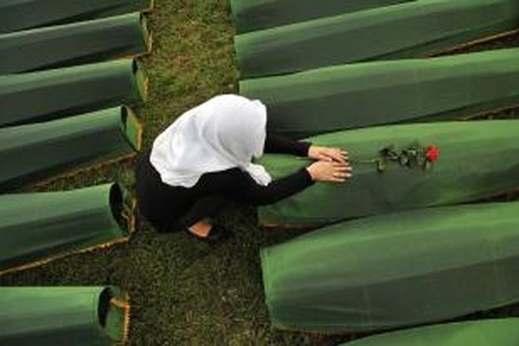 Seorang perempuan Muslim Bosnia yang selamat dari pembantaian Srebrenica 1995, meratapi peti mati yang berisi sisa jasad kerabatnya yang tewas dalam tragedi kemanusiaan terburuk di Eropa pasca-Perang Dunia II.