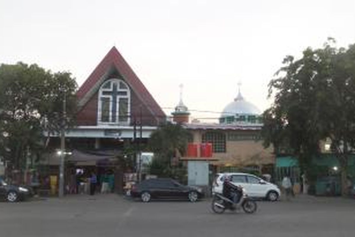 Gereja Protestan Mahanaim dan Masjid Al-Muqarrabin yang berlokasi di Jalan Enggano, Tanjung Priok, Jakarta Utara. Lokasi gereja dan masjid yang saling bersebelahan ini sudah berlangsung sejak tahun 1959, saat Masjid Al-Muqarrabin difungsikan, menyusul gereja yang sudah lebih dulu berdiri dua tahun sebelumnya.