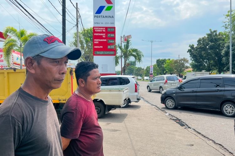 Solar Langka di Padang, Sopir Bus Antarprovinsi Kehilangan Trip akibat Antrean BBM Mengular