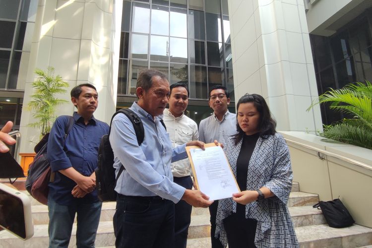 Mantan pimpinan Komisi Pemberantasan Korupsi (KPK), Saut Situmorang, mengajukan uji materi ke Mahkamah Agung atas 2 Peraturan KPU, soal masa jeda eks terpidana sebelum mendaftarkan diri sebagai calon anggota legislatif pada Pemilu 2024, Senin (12/6/2023).