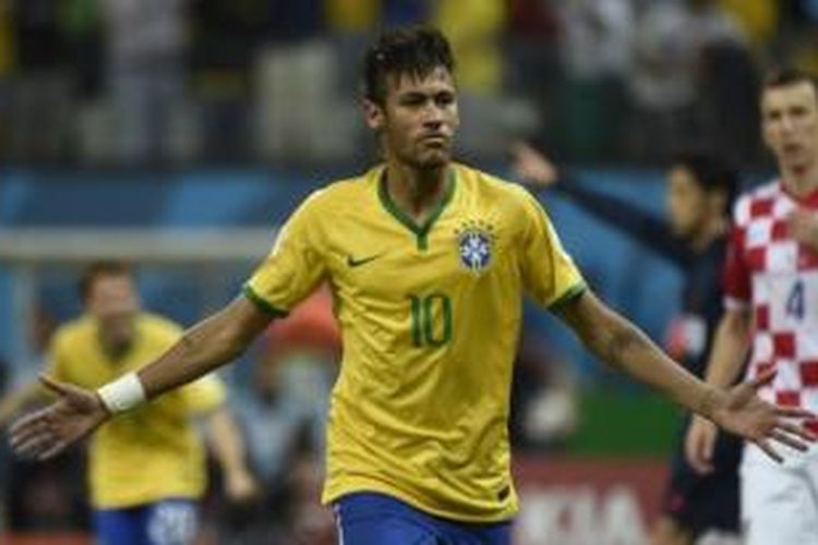 Striker Brasil, Neymar, merayakan gol penalti yang dicetaknya ke gawang Kroasia pada laga pembuka Piala Dunia 2014 di Arena Corinthians, Sao Paulo, Kamis atau Jumat (13/6/2014) WIB.