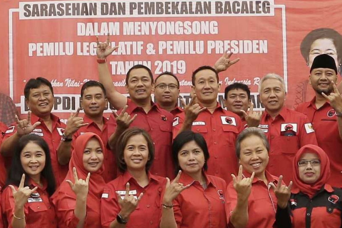 Ketua DPC PDI Perjuangan Kota Semarang Hendrar Prihadi optimistis akan mendapat tambahan 4 kursi dalam pemilu legislatif 2019 dengan sistem sainte lague.