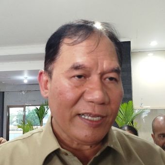 Anggota Komisi VII DPR RI, Bambang Haryo Soekartono saat mengunjungi keluarga korban KMP Tunu Pratama Jaya di Pelabuhan Ketapang. 