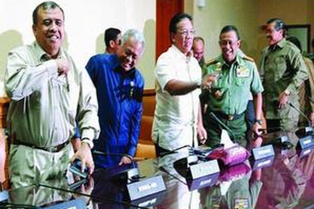 Menteri Hukum dan HAM Patrialis Akbar, Menteri Pertahanan Purnomo Yusgiantoro, Menteri Koordinator Bidang Politik, Hukum, dan Keamanan Djoko Suyanto, Panglima TNI Djoko Santoso, dan Kepala Badan Intelijen Negara Sutanto (dari kiri ke kanan) menggelar jumpa pers seusai rapat koordinasi bidang politik, hukum, dan keamanan di Kantor Kementerian Bidang Politik, Hukum, dan Keamanan, Jakarta, Senin (7/12).