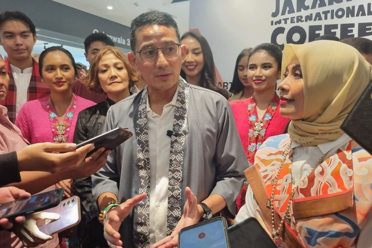Menteri Pariwisata dan Ekonomi Kreatif Sandiaga Uno setelah membuka Jakarta International Coffee Conference (JICC) di Sarinah, Jakarta, Jumat (17/11/2023).