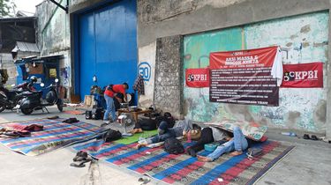 'Mau Sampai Kapan Pun, Kami Tetap Berjuang” Buruh Jakut Mogok Kerja Bertahan di Tenda