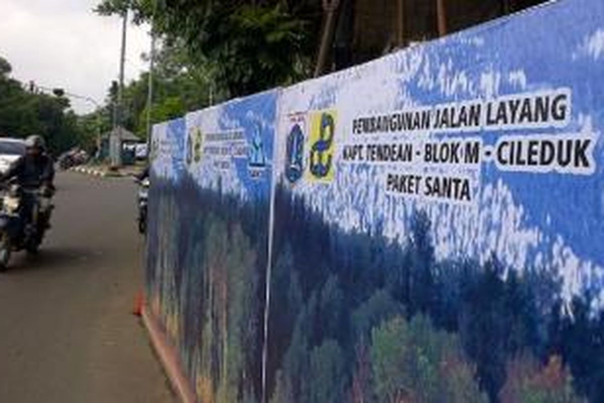 Proses pembangunan jalan layang atau flyover untuk Bus Transjakarta Koridor XIII Ciledug-Blok M mulai dibangun.