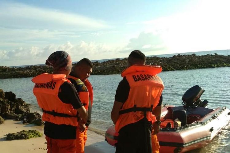 Tim SAR Pos Namlea, Kabupaten Buru, Maluku melakukan persiapan dan doa bersama sebelum melakukan operasi pencarian terhadap satu nelayan yang menjadi korban hilang, Senin (8/4/2019)  