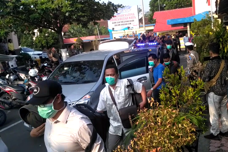 Rombongan petugas KPK meninggalkan Mapolres Blitar Kota, Jawa Timur, hendak bertolak ke Jakarta, Kamis (7/6/2018).