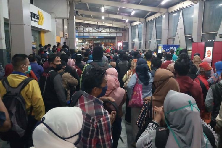 Antrean panjang penumpang KRL di stasiun Citayam pada Rabu (15/4/2020) pagi