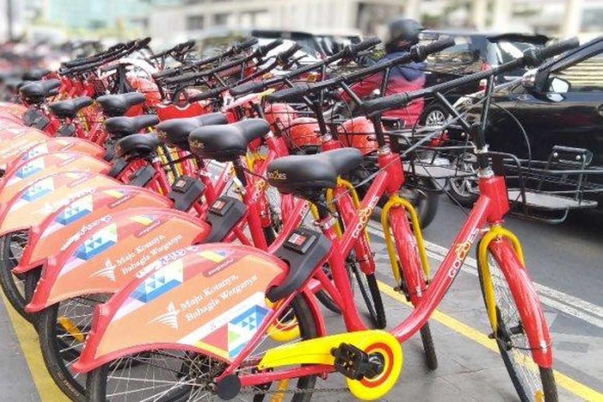 Seorang pengguna sepeda gratis berbasis aplikasi Gowes memindai QR Code sebelum menggunakan sepeda tersebut di Bundaran HI, Sabtu (22/6/2019). 