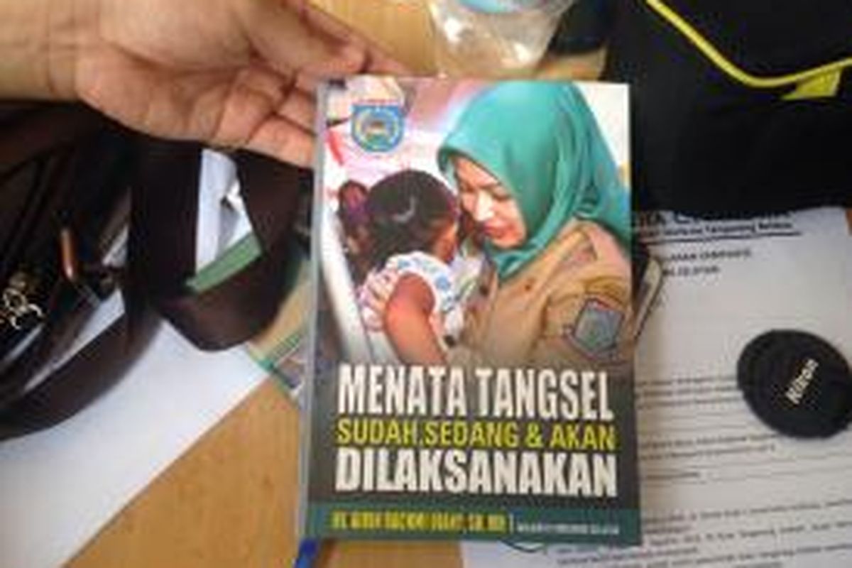 Sebuah buku yang diklaim tim sukses Ikhsan Modjo-Li Claudia Chandra diterbitkan oleh Pemerintah Tangerang Selatan dan digunakan sebagai alat kampanye pasangan Airin Rachmi Diany-Benyamin Davnie dalam pemilihan kepala daerah Tangerang Selatan 2015. Foto diambil pada Kamis (10/9/2015). 
