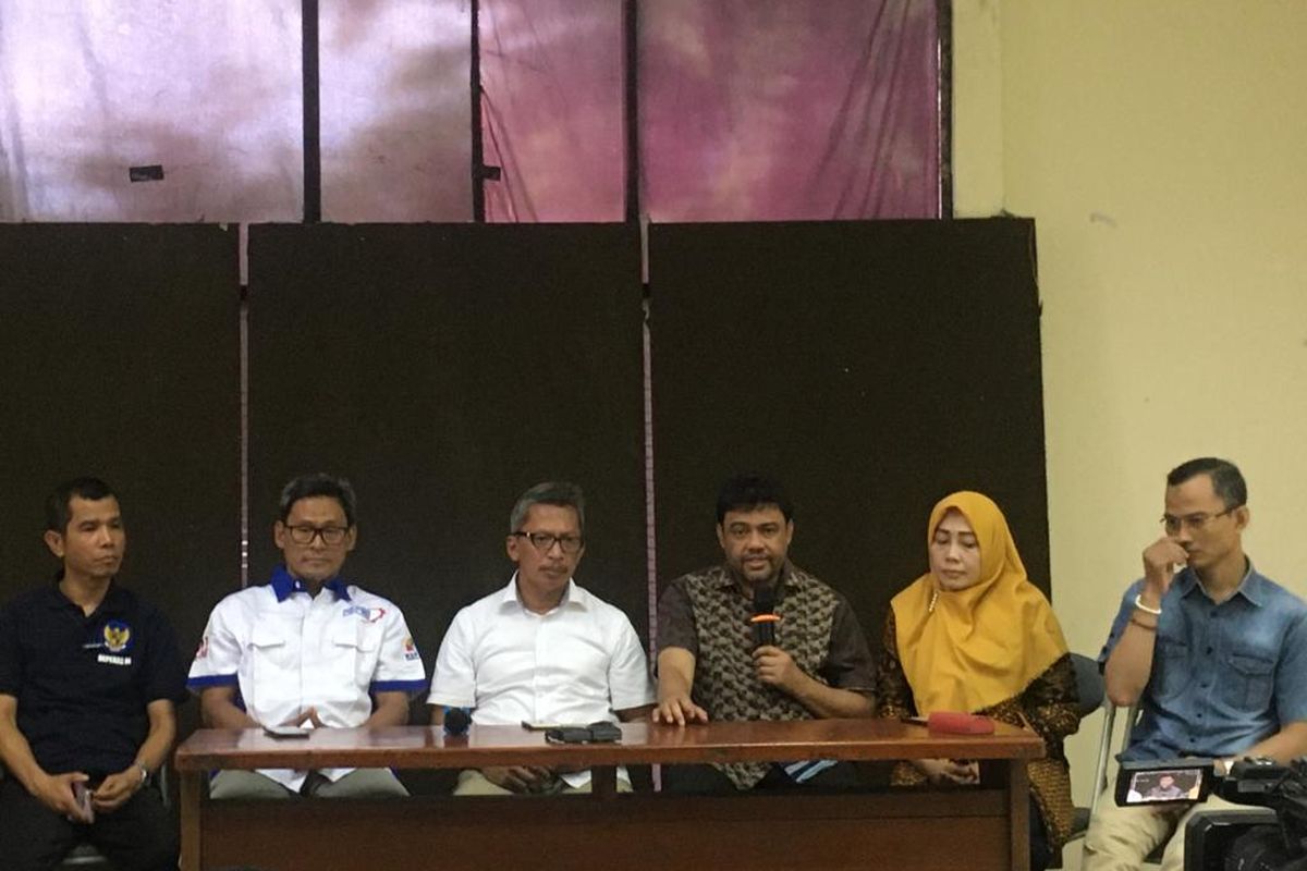 Para gabungan Konfederasi Serikat Pekerja Indonesia (KSPI) memberikan keterangan pers terkait omnibus law, di Jakarta, Sabtu (20/12/2019).