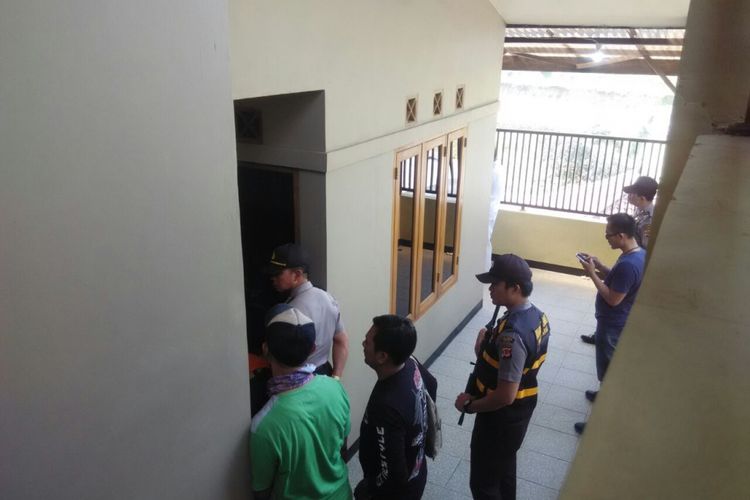 Polisi tengah melakukan olah TKP di lokasi penemuan jenazah Ela Nurhayati (42), karyawati bank BUMN di rumahnya di Kampung Pangragajian RT 03/RW 09 Desa Kayuambon, Kecamatan Lembang, Kabupaten Bandung Barat, Jawa Barat, Selasa (11/9/2018) siang.
