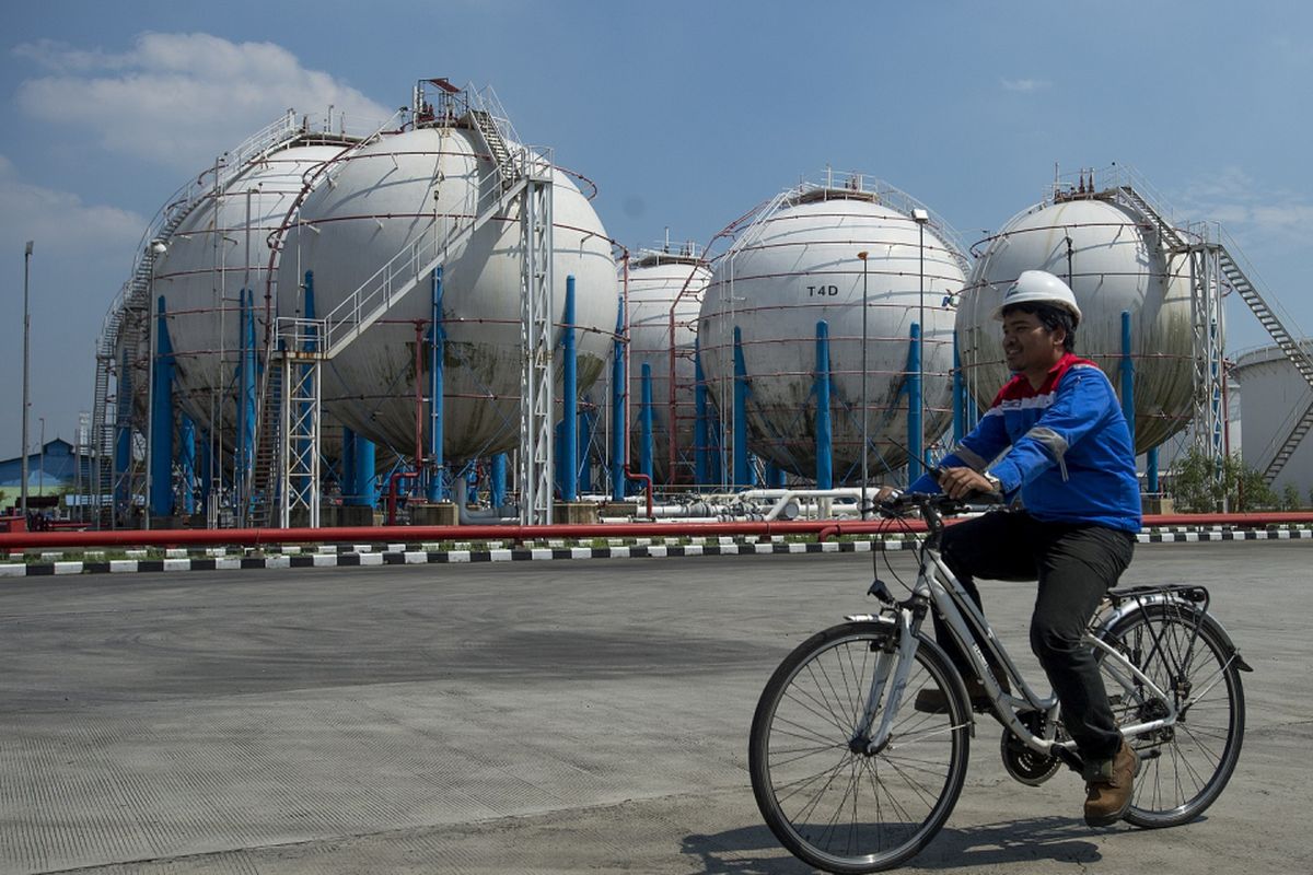 Pekerja mengayuh sepeda di kawasan Depot LPG Tanjung Priok di Jakarta, Jumat (28/7/2017). Depot LPG milik PT Pertamina (Persero) yang berada di wilayah Marketing Operation Region III Jawa Bagian Barat tersebut mampu mendistribusikan sebanyak 3250 Metric Ton per harinya dengan berbagai jenis produk seperti Elpiji, Bright Gas, Vi-Gas, HAP Series (propellant ramah lingkungan), dan Musicool (refrigerant hidrokarbon ramah lingkungan). 