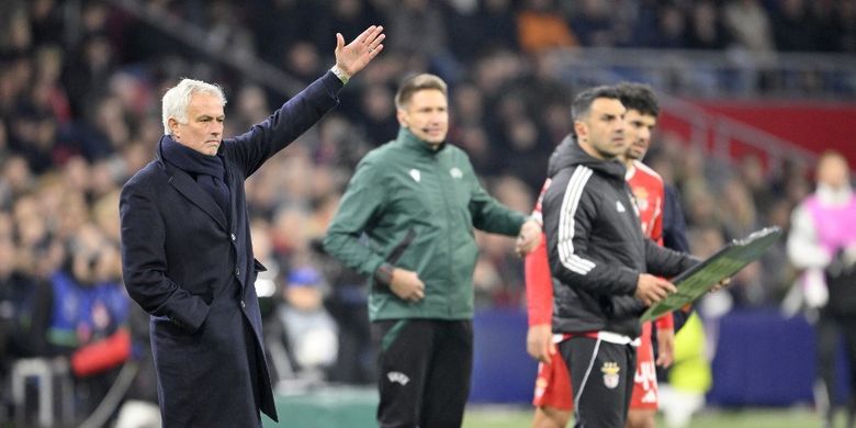 Jose Mourinho memberi instruksi dalam laga Liga Champions antara Ajax vs Benfica di Johan-Cruijff ArenA di Amsterdam pada 25 November 2025. (Foto oleh JOHN THYS / AFP)