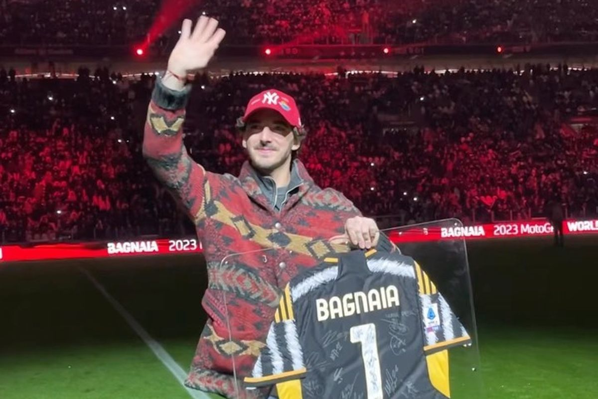 Francesco Bagnaia mendapat hadiah jersey dari Juventus atas keberhasilannya mempertahankan gelar juara dunia MotoGP 2023 bersama Ducati