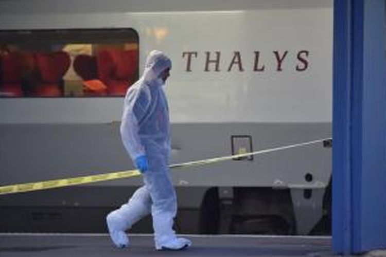 Polisi berjalan di samping kereta Thalys milik operator kereta nasional Perancis SNCF di Stasiun Arras, Perancis Utara, Jumat (21/8/2015). Seorang pria melepaskan tembakan di atas kereta tujuan Amsterdam-Paris ini. Tiga orang dilaporkan terluka. 