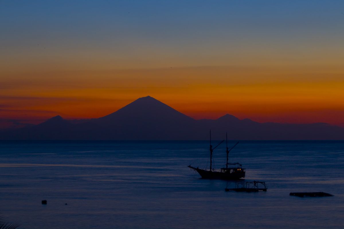 Matahari terbenam di Gunung Agung, Bali, dilihat dari Pulau Lombok, Nusa Tenggara Barat, Kamis (30/6/2011).