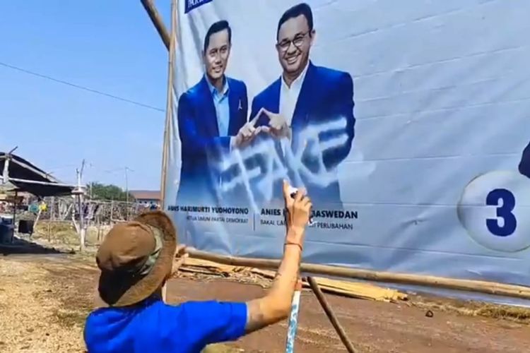DPC Partai Demokrat Pasuruan Kota mencorat-coret baliho bergambar Anies Baswedan, Jumat (1/9/2023).