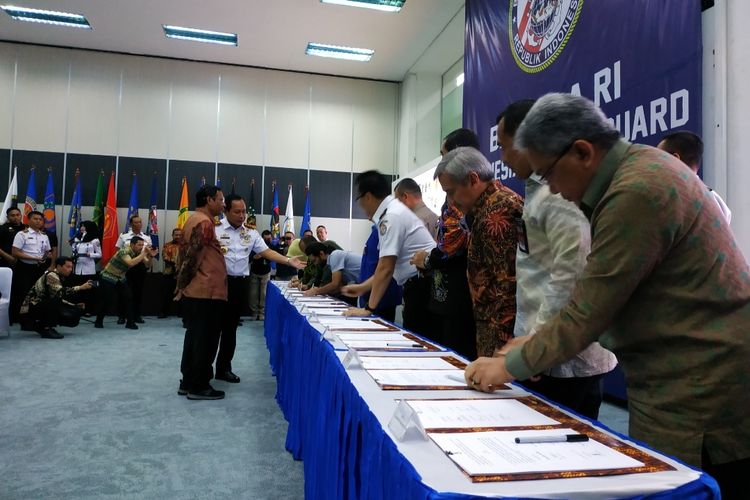 Menko Polhukam Mahfud MD dan Kepala Bakamla Laksamana Madya Aan Kurnia menyaksikan penandatanganan kesepakatan pengawasan dan pemanfaatan sumber daya ikan di Laut Natuna Utara oleh 13 institusi di Mabes Bakamla, Jakarta Pusat, Jumat (21/2/2020).