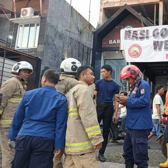 Ilustrasi petugas Damkar kena order fiktif debt collector. Anggota Komisi III DPR RI, Abdullah menilai aksi penagih utang (debt collector) yang membuat orderan fiktif ambulans hingga pemadam kebakaran (damkar) untuk mendatangi rumah debitur, harus diproses hukum.