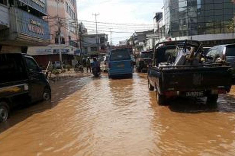 Air sisa banjir yang bercampur lumpur masih terlihat di wilayah Kecamatan Wenang, hampir sebulan setelah banjir bandang menerjang Manado.