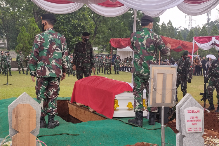Pemakaman eks Menteri Sekretaris Negara Sudi Silalahi di TMP Kalibata, Jakarta Selatan, Selasa (26/10/2021).